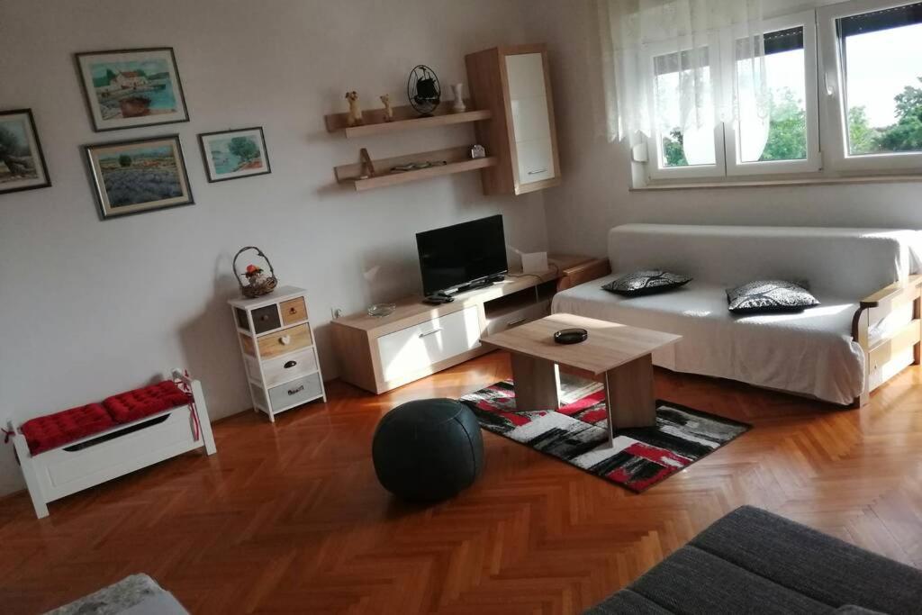 Spacious 2-Room Apartment With Beautiful Sea View Цриквеница Экстерьер фото