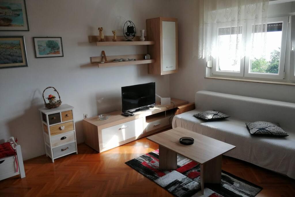 Spacious 2-Room Apartment With Beautiful Sea View Цриквеница Экстерьер фото