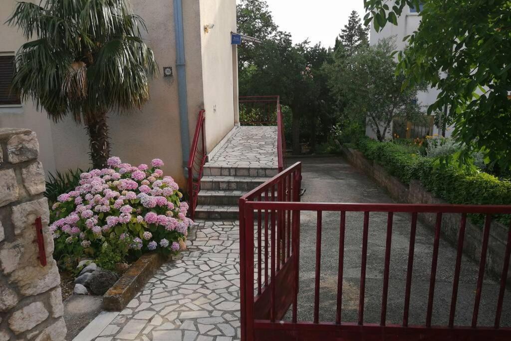 Spacious 2-Room Apartment With Beautiful Sea View Цриквеница Экстерьер фото